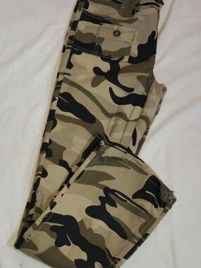 Young Women's (Juniors) Camo Ankle Cargo Pants - Olive Green